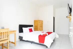 RedDoorz Syariah near Jatisampurna Hospital - Room