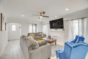 2 Mi to Citadel Outlets! East LA Retreat Near I-5 - Interior