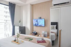 Spacious and Homey Studio at Daan Mogot City Apartment By Travelio - Habitación