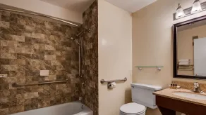 Best Western Plus Windjammer Inn & Conference Center - Baño