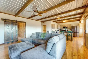 Hot Tub + Grill: Rustic Altoona Cabin w/ Views - Interiør