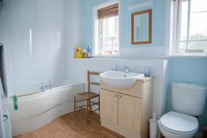 16 Hartington, Aldeburgh - Bathroom