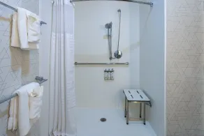 Holiday Inn Express Hotel & Suites Center Township by IHG - Salle de bain