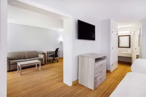 Days Inn & Suites by Wyndham Colonial - Chambre