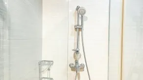 Modern And Comfy 2Br With Extra Room At Four Winds Apartment - Badezimmer