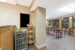 Howard Johnson by Wyndham Rocky Hill - Hall