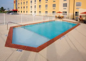 Red Roof Inn & Suites Beaumont - Pool