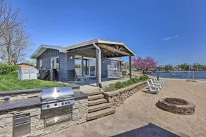 Lakefront Bellevue Home: Private Beach & Fire Pit! - Innvendig