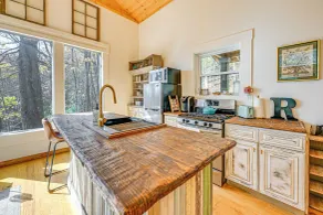 Deck & Fire Pit: Mtn-view Cabin in Rabun Gap - Interiör