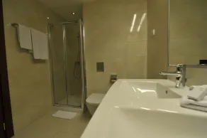 Holiday Inn Skopje by IHG - Bathroom