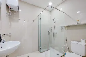 Strategic and Homey 2BR at Puri Garden Apartment near Mall By Travelio - Badezimmer