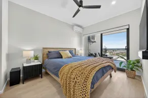 Apartment with Balcony & Parking Perth - Room
