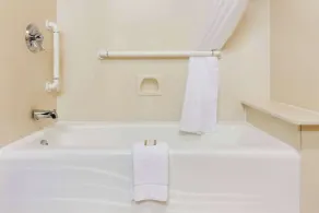 Baymont by Wyndham Oklahoma City Airport - Bathroom