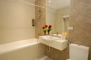 Season 5 Inn - Bathroom