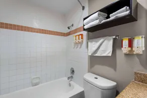 Howard Johnson by Wyndham Santa Cruz - Salle de bain