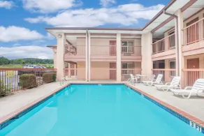 Super 8 by Wyndham Decatur Priceville - Pool