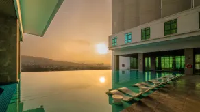 M World Hotel - Piscine