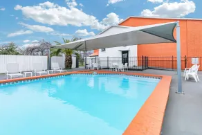 Howard Johnson by Wyndham Near Schlitterbahn - Piscine