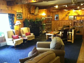 Summit Lake Lodge - Lobby sitting area