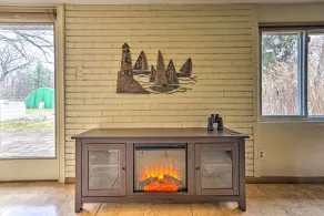 Lakefront Brohman Retreat w/ Dock & Fire Pit! - Interiör