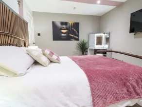 Steam and Stay @ Hoole - Rom