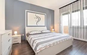 Stunning Home in Srinjine With Wifi and 4 Bedrooms - Room