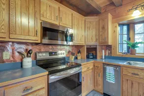 Peaceful Raphine Cottage w/ Deck & Fireplace! - Intérieur