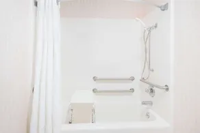 Ramada by Wyndham Strasburg Dover - Badezimmer