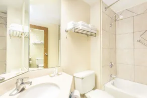 Baymont by Wyndham Cincinnati Sharonville - Salle de bain