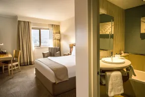 Garden Court Eastgate - Badezimmer