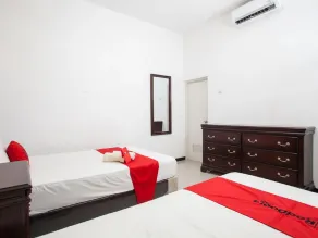 RedDoorz near Taman Krida Budaya Malang - Chambre