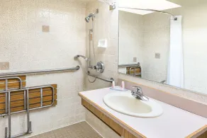 Days Inn by Wyndham Black Bear - Salle de bain