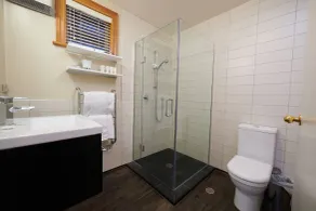 The Dairy Hotel Queenstown, A Naumi Chapter - Baño