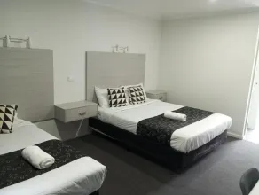 Big Valley Lakeside Paradise Motor Inn - Room