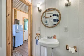 Cozy Studio Cabin in Tallassee w/ Water View! - Interiør