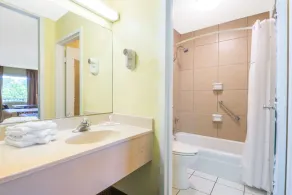 Super 8 by Wyndham Williamsburg - Bathroom