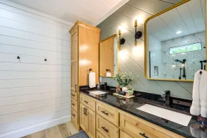 Stunning Cabin w/ Hot Tub, 1 Mi to Broken Bow Lake - Badeværelse