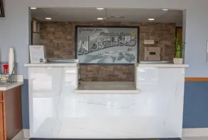 Super 8 by Wyndham Mountain Home - Lobby