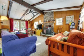 Hike, Ski & Unwind: Cabin w/ Deck in Chester! - Interiør