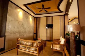 J & Y Lodge Hotel - Lobby sitting area