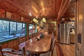 Spacious Waterfront Retreat w/ Dock & Hot Tub - Interiör