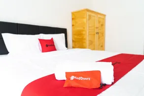 RedDoorz Syariah near Jatisampurna Hospital - Room