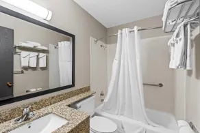 Days Inn & Suites by Wyndham Des Moines Airport - Badeværelse
