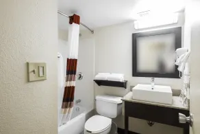 Red Roof Inn PLUS+ Boston - Woburn/ Burlington - Salle de bain
