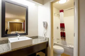Red Roof Inn PLUS+ Pittsburgh East - Monroeville - Salle de bain