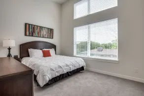 Upscale 2 bedroom Dallas TownHome - Zimmer