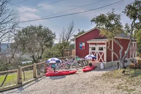 Kerrville Converted Barn Tiny Home w/ Kayaks! - Interiør