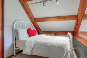 Spacious Riverfront Escape w/ Private Hot Tub - Innvendig