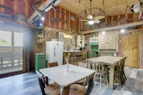 Vintage Vibes + Hot Tub Hangs: Maysville Retreat - Innvendig