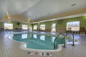 Holiday Inn Express Hotel & Suites Kansas City Sports Complex by IHG - Piscine